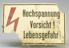 Farbiges Warnschild von der Todesgrenze mit großem roten Blitz und der Aufschr. 