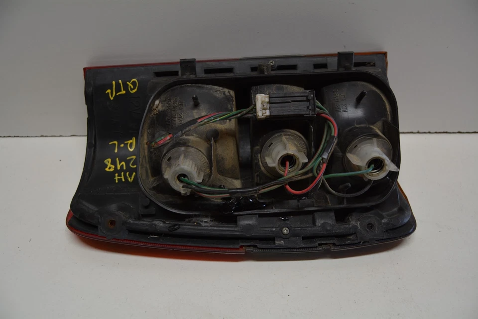 Luz trasera montada en panel QTR lado izquierdo Isuzu Trooper 1992-1999 OEM, 166-60419 Foto 4 de 4