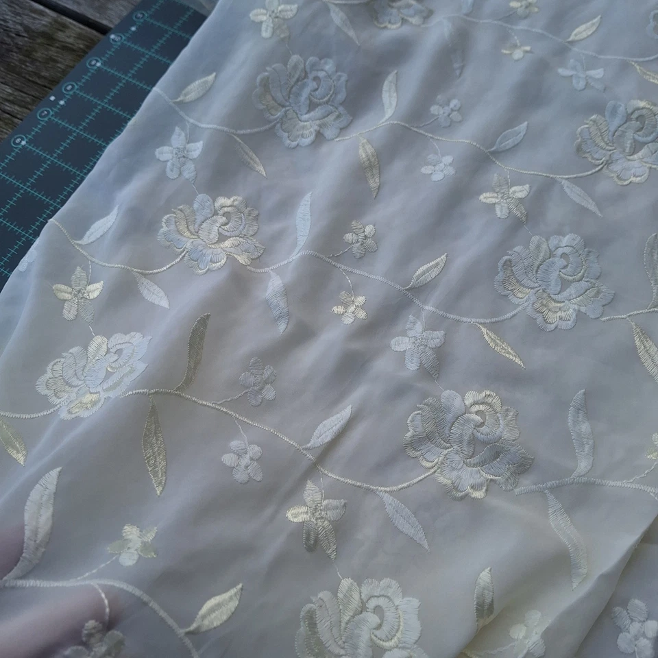 Tela transparente bordada WOW blanca sobre blanca 56" de ancho X 1,5 yardas Foto 2 de 4