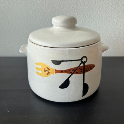 1960s Vintage West Bend Pottery Stoneware Cookie Jar Bean Pot Measuring Spoons - 第 1/8 張圖片
