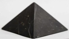 Schungit Authentische  Pyramide matt 5 x 5 cm. C60 EMV-Schutzstein