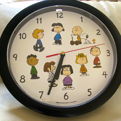 Peanuts Wanduhr analog Quarz rund Kunststoff schwarz/weiß, arabische Ziffern