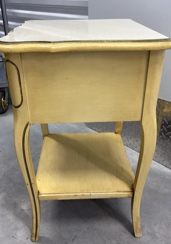 🌿 Elegant Vintage French Provincial Nightstand / Side Table – $145 - Image 3 of 4
