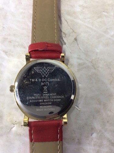 Vtg Large Wonder Woman Watch Red Band Gold Rim D C Comics Preowned - Picture 4 of 8