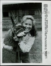 1992 Press Photo Amanda Weintraub Ratliff with Llama at Washington State Ranch