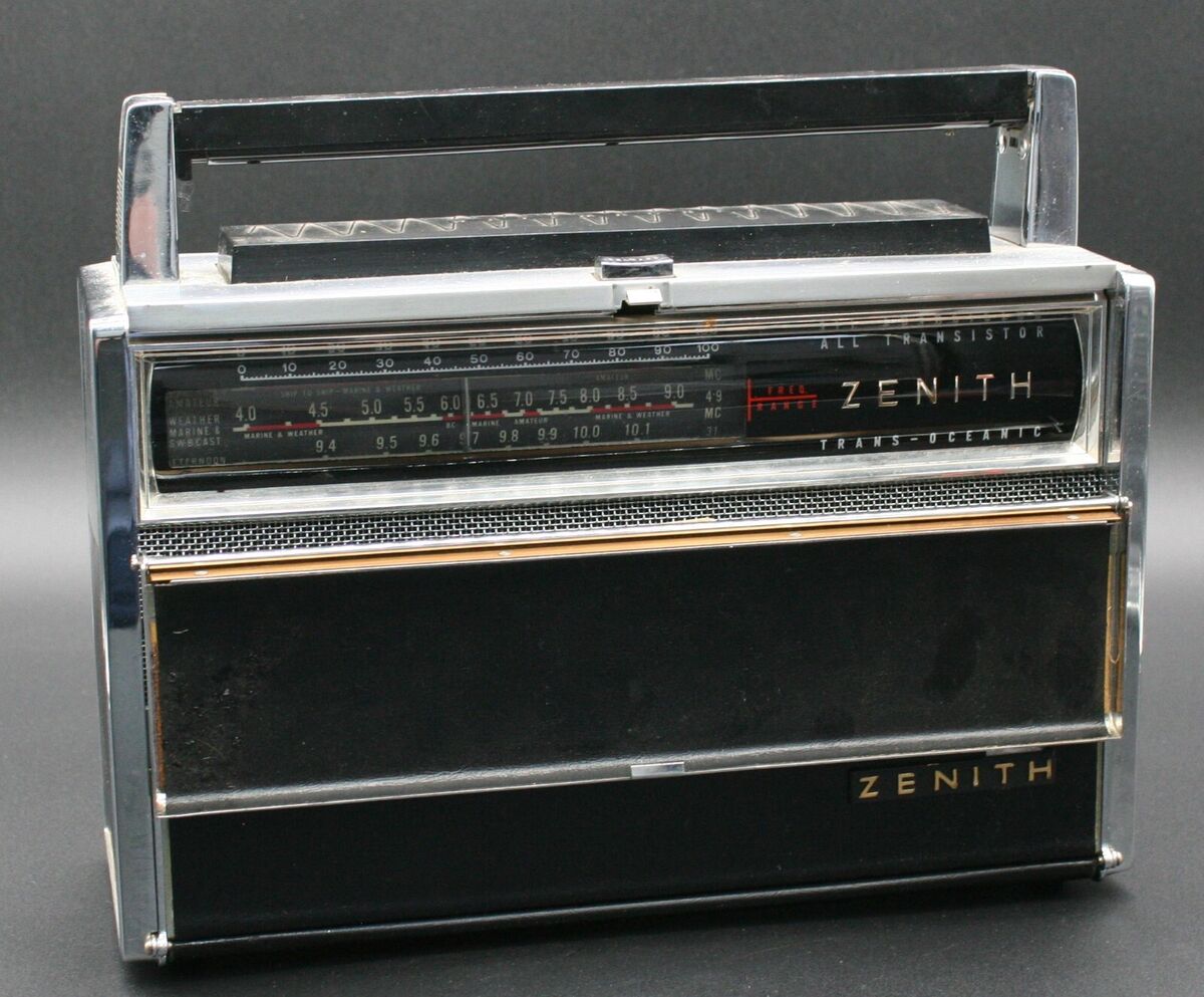 One (1) Zenith Royal 1000-D Trans-Oceanic Portable Short One (1) Zenith Royal 1000-D Trans-Oceanic Portable Short