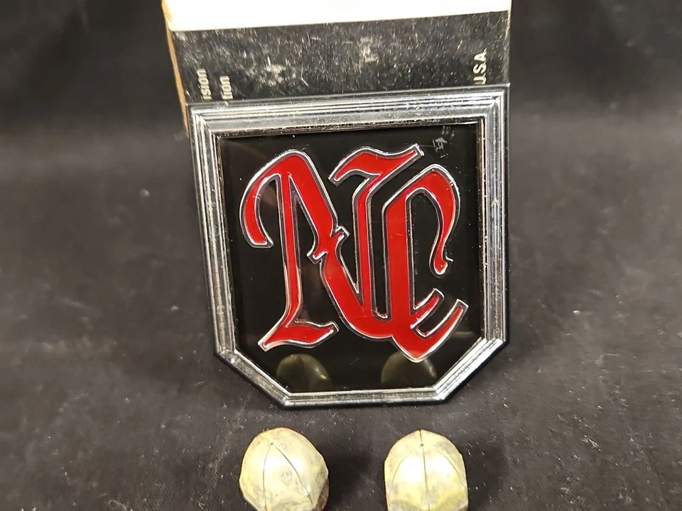 Nuevo Chevrolet Nova Concours 1976-1977 NOS acabado panel emblema GM 9633532 Chevy Foto 3 de 4