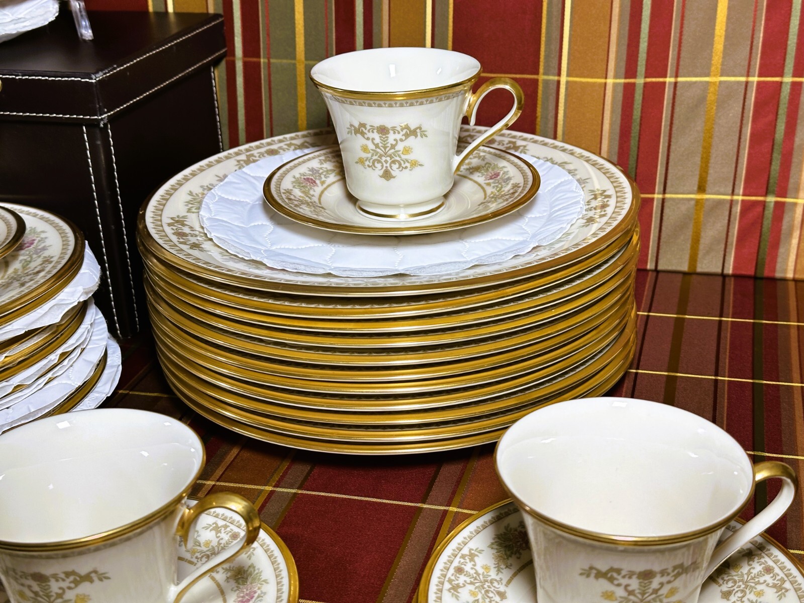 LENOX CASTLE GARDEN CHINA 24 KGOLD TRIM * 5PIECE PLACE SETTING FOR 12