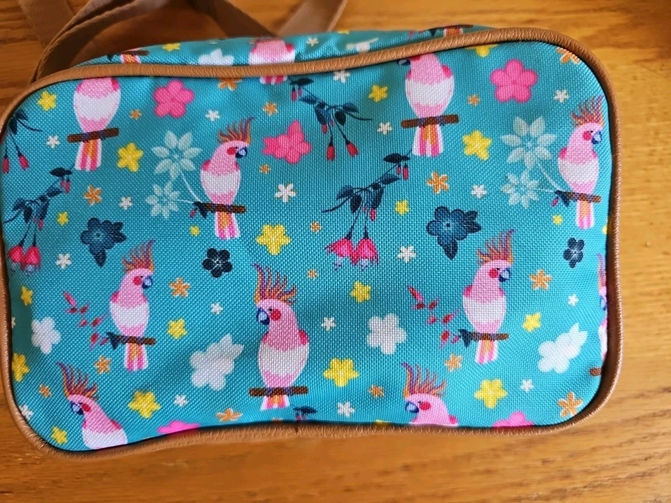 Bandolera Lily Bloom, "Loros en el paraíso", cierre de cremallera, correa ha sido reemplazada Foto 3 de 4