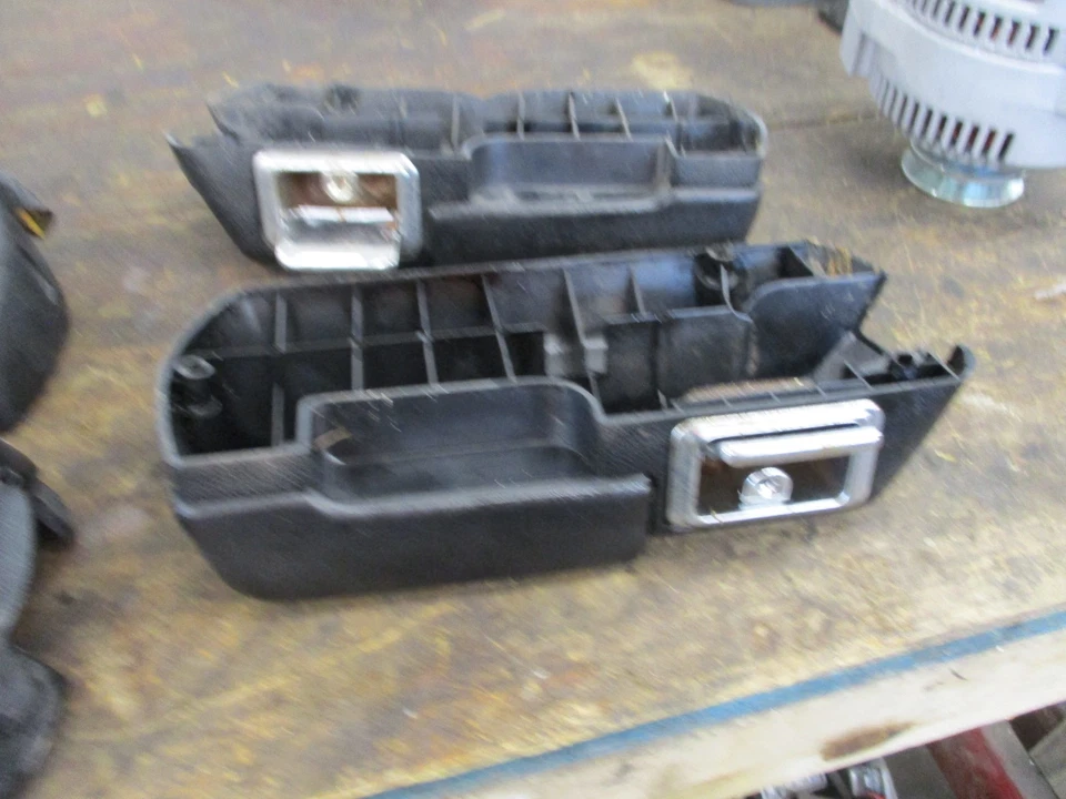 68-70 CUATRO PUERTAS REPOSABRAZOS NEGROS CHEVROLET IMPALA CAPRICE BISCAYNE BELAIR DELANTERO Foto 4 de 4