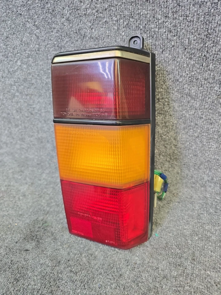 Luz trasera Toyota Van 1983-1989 OEM pasajero Foto 2 de 4