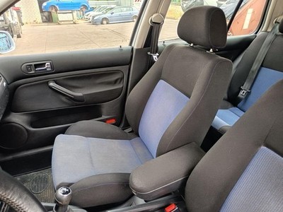 VW Golf IV 5türer Limo Beifahrersitz vorn rechts Stoff blau/schwarz Bj 1998