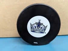 LA Kings Los Angeles Basic Official NHL Hockey Souvenir Game Puck Brand NEW