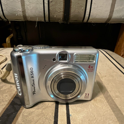Canon PowerShot A560 7.1MP Silver Point & Shoot Camera 4x Zoom 2.5in USB