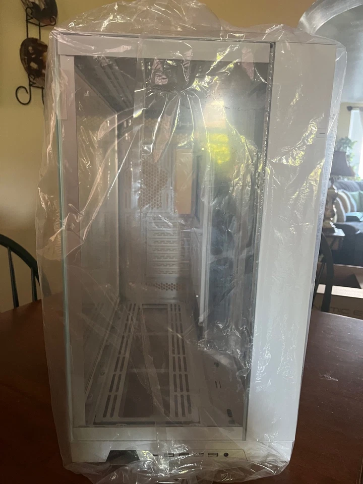 Lian Li Dynamic EVO XL - Up to 280mm E-ATX Motherboard - ARGB Lighting Strips - Image 2 of 4