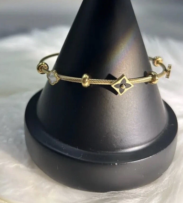 Pulseira de aço inoxidável folheada a ouro 14K trevo preto fecho magnético - Imagem 2 de 4