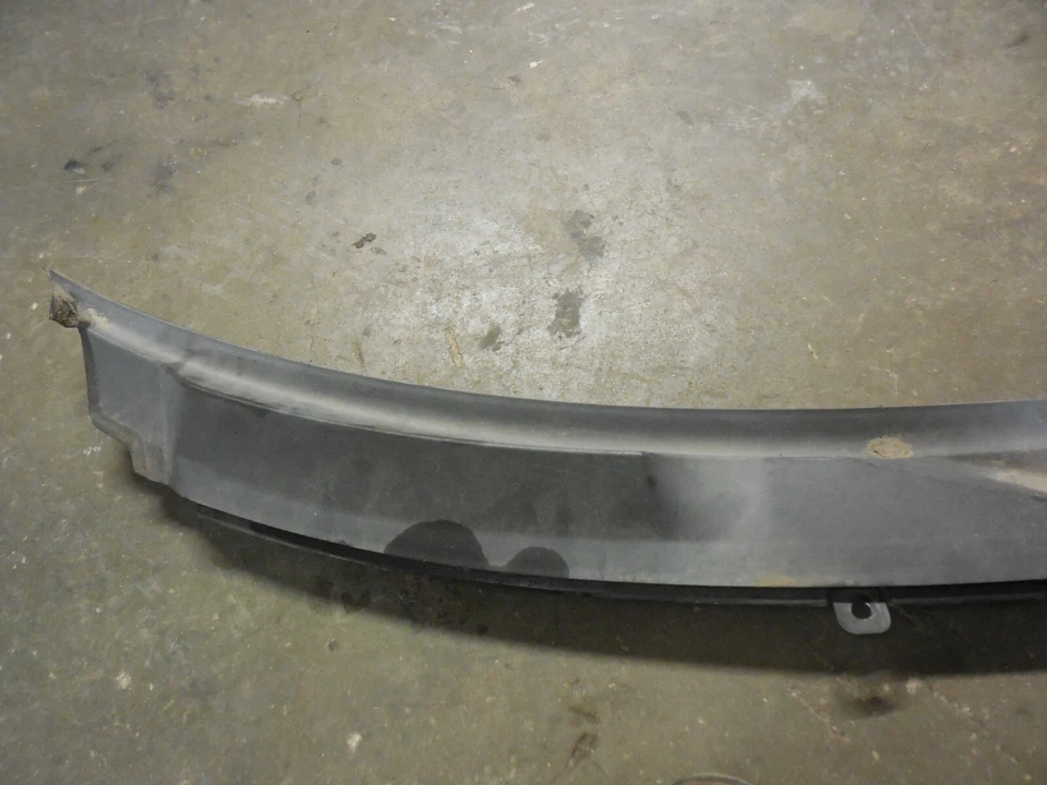 05-11 奥迪 A6 Quattro Cowl 雨盘 水偏转器 4F1819403 S6 — 第 3/4 张图片