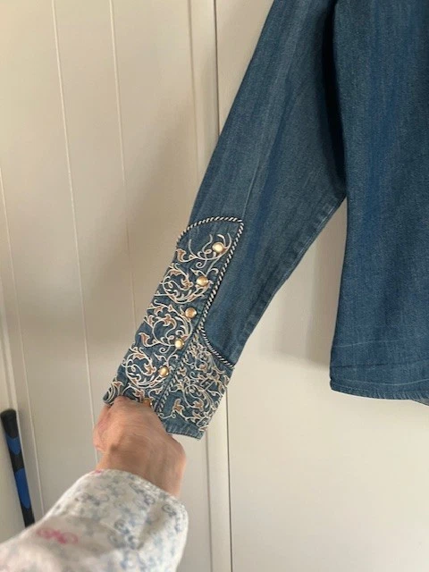 Camisa Scully Para Mujer Grande Azul Denim Desplazado Bordado Perla Occidental A Presión LS Foto 4 de 4