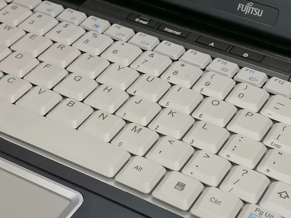 PARA REPUESTOS 15" Fujitsu Lifebook FPC06005AK (Pentium 4/2.8 GHz/512 MB RAM/SIN HDD) Foto 4 de 4