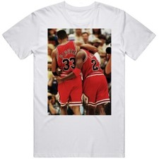 Camiseta Retro Scottie Pippen Holding Up Michael Jordan v2