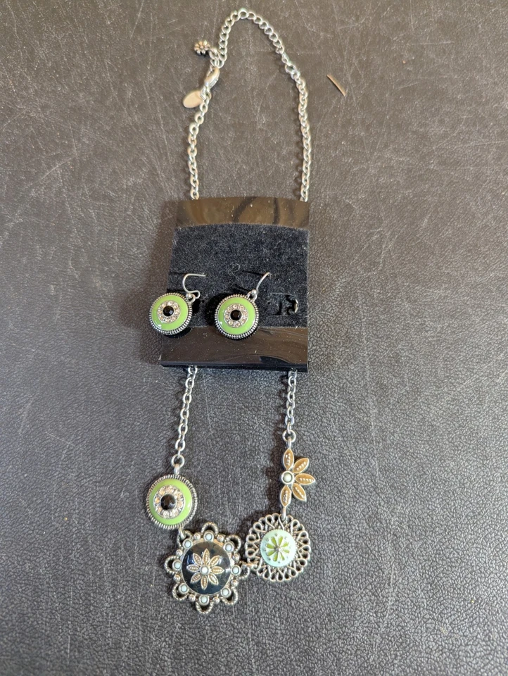 Juego de collar y pendientes Lia Sophia "Botanica" con cristales cortados, resina y esmalte Foto 3 de 4