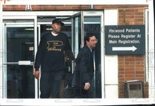 1994 Press Photo Milwaukee Bucks basketball player Glenn Robinson leaves clinic