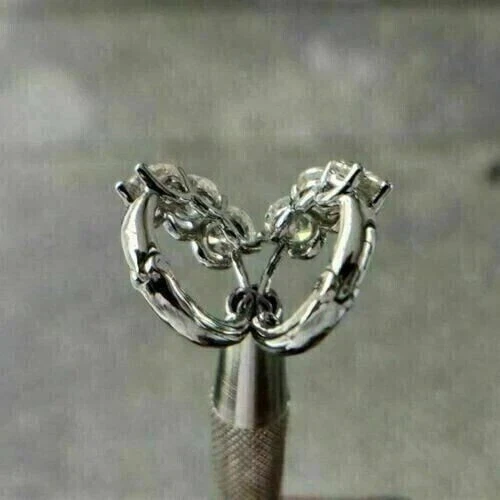 Aretes tipo argolla Huggie redondos de diamantes creados en laboratorio de 2 quilates enchapados en oro blanco de 14 quilates Foto 3 de 4