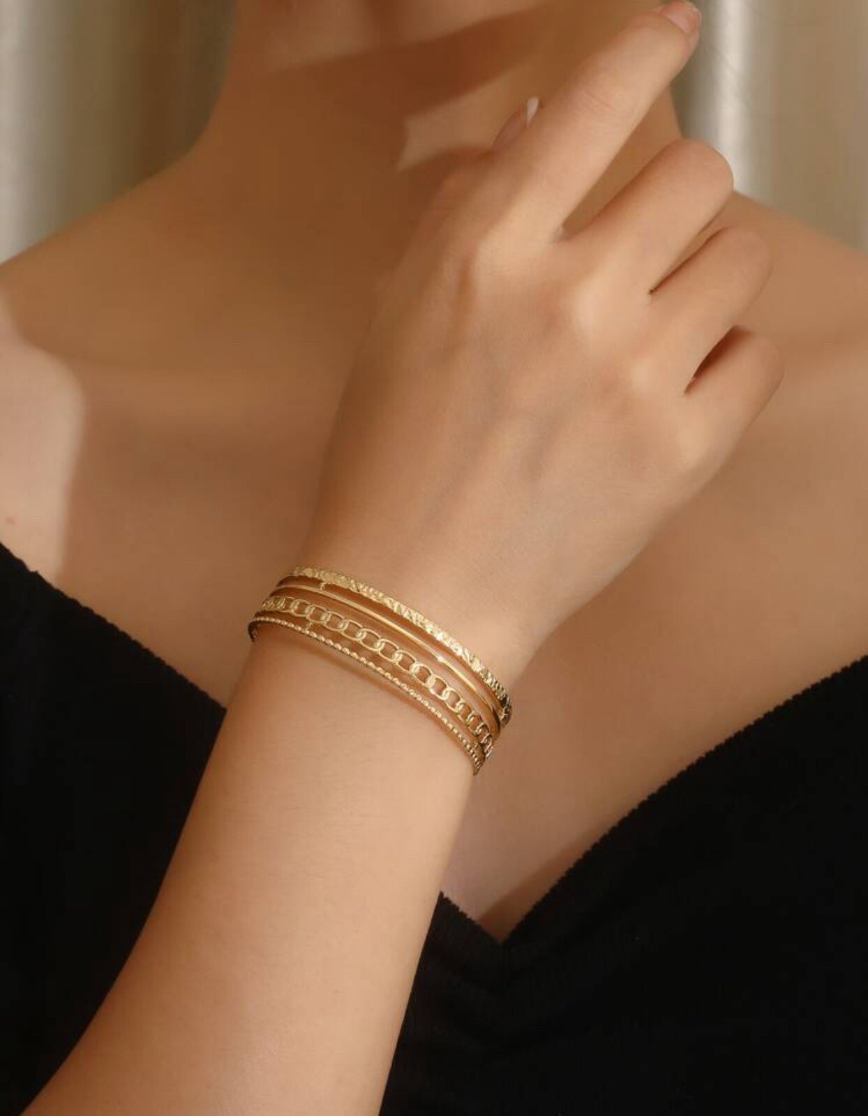 Bracelet jonc simple ouvert doré, le bijou acier pour vos tenues d'été