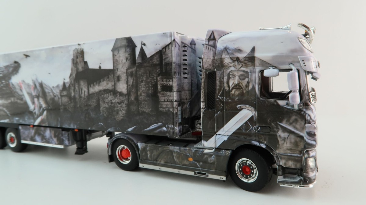 WSI 01-4308 DAF XF Super 4x2 Truck with Reefer Trailer