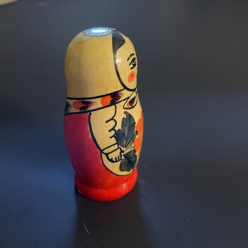 Juguete ruso de madera matrioska muñeca anidadora URSS pequeño recuerdo. Infancia soviética - Imagen 4 de 6