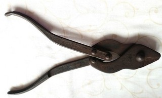 WW1 BRITISH ARMY FOLDING WIRE CUTTERS. DATED 1915. MAKER : M.E.&Co. OVER 18 ONLY