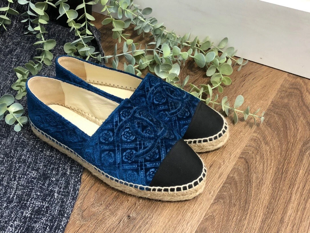 Pre-owned Chanel Cloth Sandals In Blue