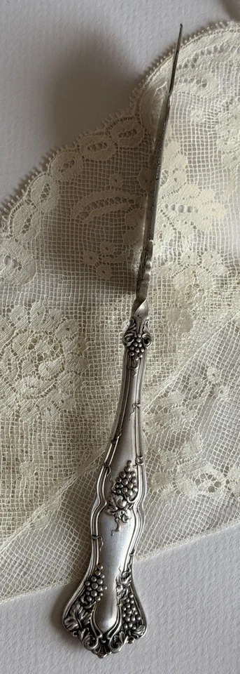 Cuchillo de mantequilla ornamentado placa de plata 1847 Rogers Bros DE COLECCIÓN Grape Vine Foto 3 de 4