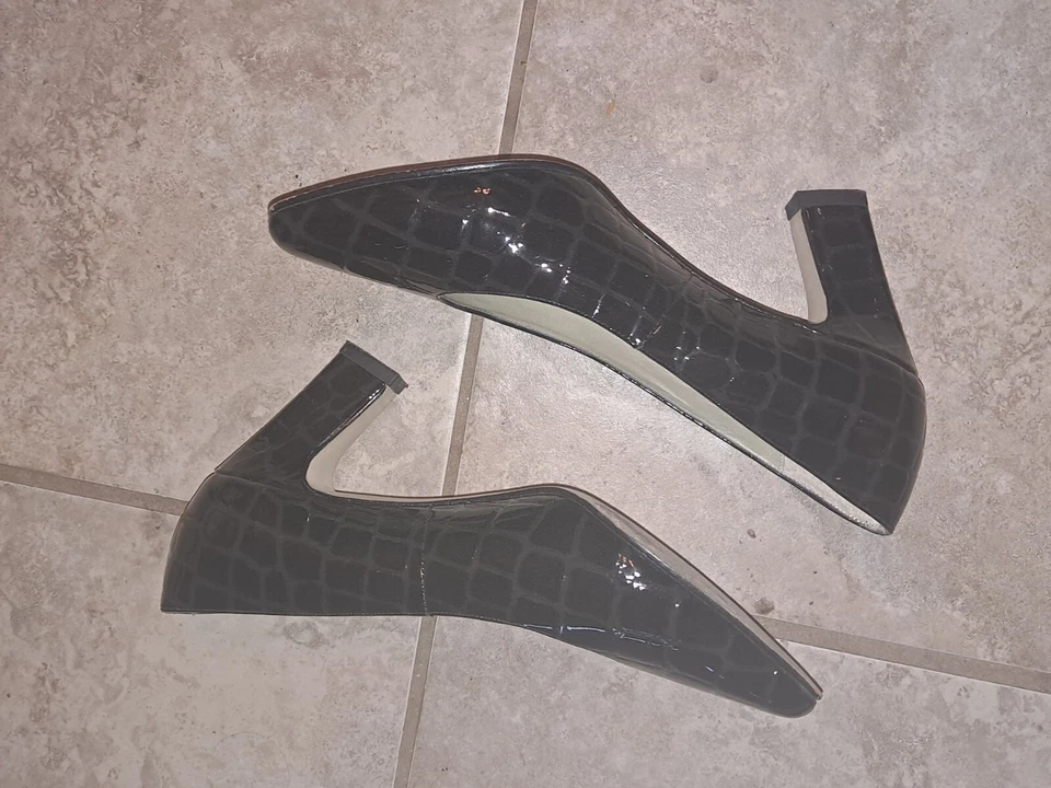 Womans Andrew Geller High Heel Snakeskin Pattern Shoes- Size 6m (Only Worn Once) - Image 3 of 4