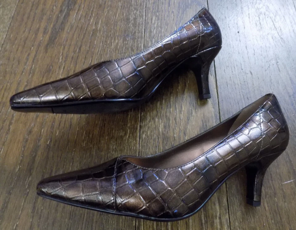 Zapatos de tacón Easy Street marrón cocodrilo en relieve de 2,5" elegantes charol sintético talla 7,5 W Foto 4 de 4