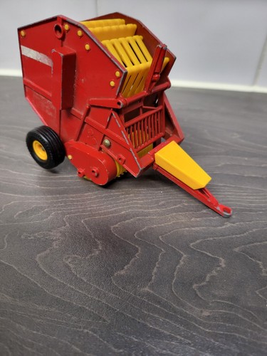 Vermeer Hay Baler TOY FIGURE Farmhand Red YELLOW 1981 Britain METAL VINTAGE RARE - Picture 8 of 23