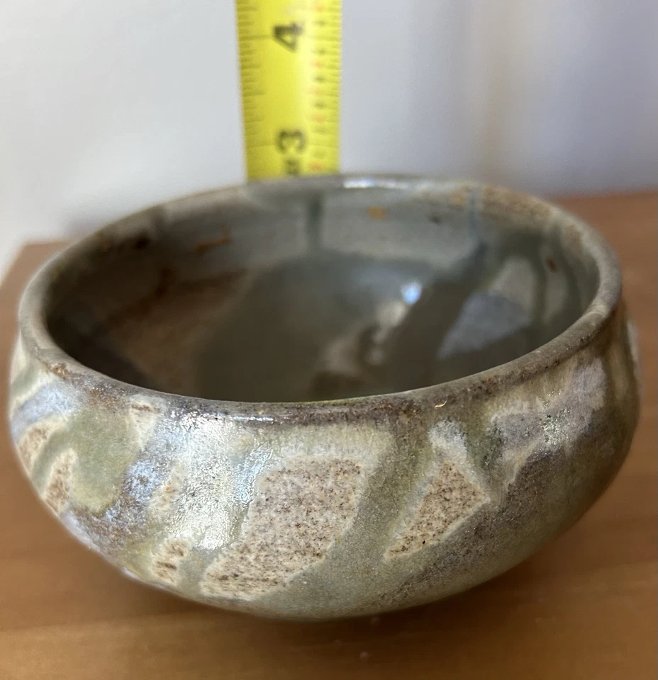 Tazón de cerámica lanzado a mano firmado - C Hatan marrón y granate esmalte por goteo baratijas Foto 3 de 4