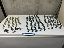  Lot Of 134 plastic army men + 6 additional army men.  Used, good condition.