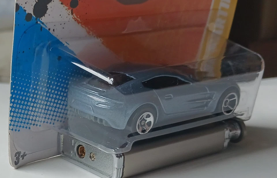 Hot Wheels 2011 nuevos modelos Aston Martin One-77 coche error ruedas traseras incorrectas Foto 3 de 4