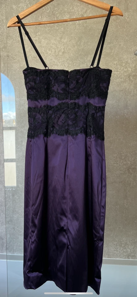 VESTIDO DOLCE & GABBANA MORADO CON ENCAJE NEGRO.  TALLA: UK 8. Foto 2 de 3