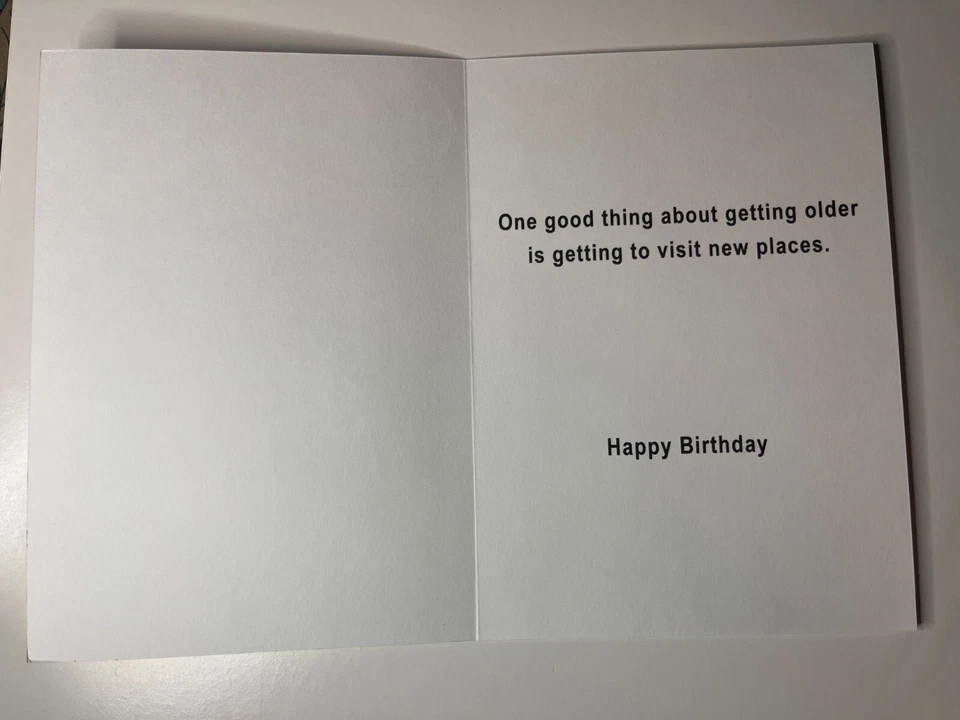 Tarjeta de deseos de feliz cumpleaños de papel reciclado para dama vieja y tira verde en la parte inferior Foto 3 de 4