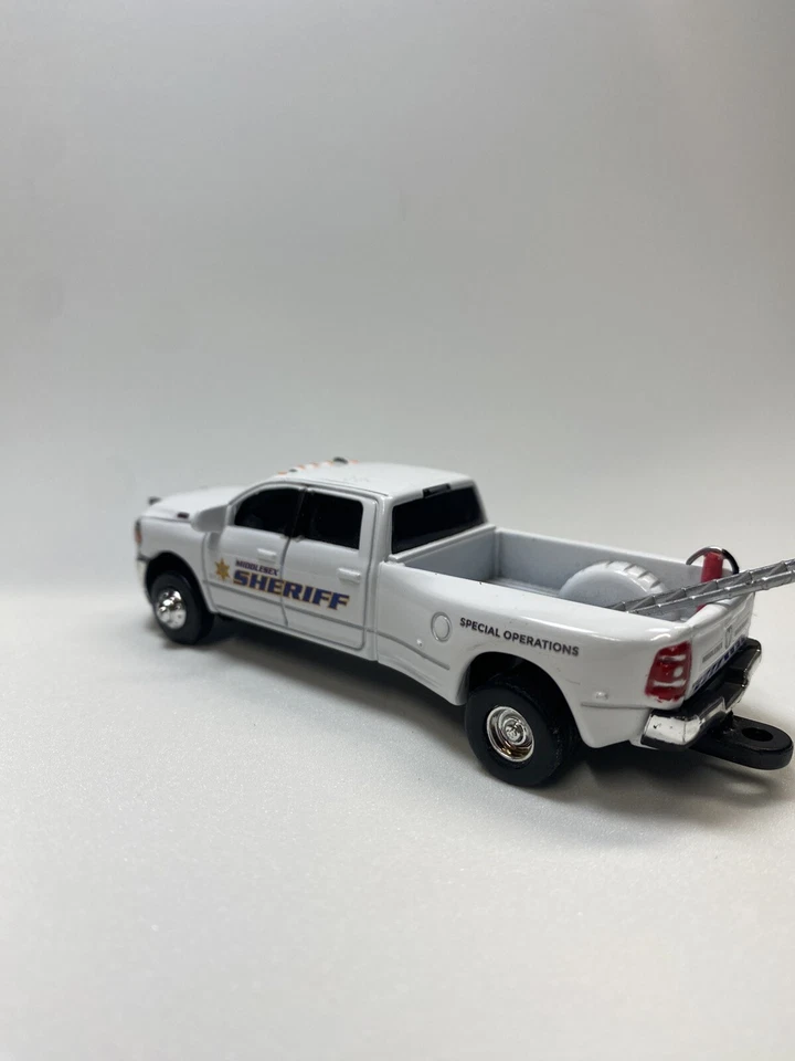 Ram 3500 de operaciones especiales personalizada Middlesex Sheriff, MA. (Escala 1/64) Foto 3 de 4