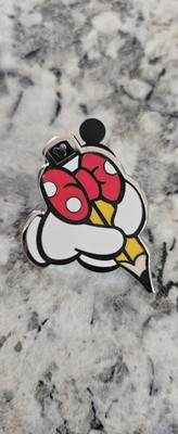DISNEY PIN MINNIE MOUSE HOLDING PENCIL HKDL GLOVE HAND GAME PRIZE 158695 BOW
