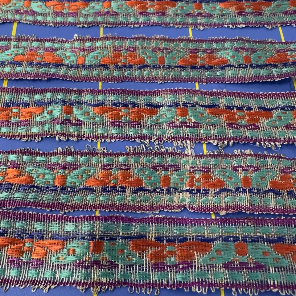 "Antigua cinta de seda metálica tejida a mano verde azulado y motivo de mariposa roja 180"" por 5/8""��" Foto 3 de 4