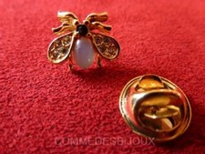 Pin's Vintage Abeille Prédateur Ruche Bee Miel Maya Reine - Bijou Cabochon Blanc
