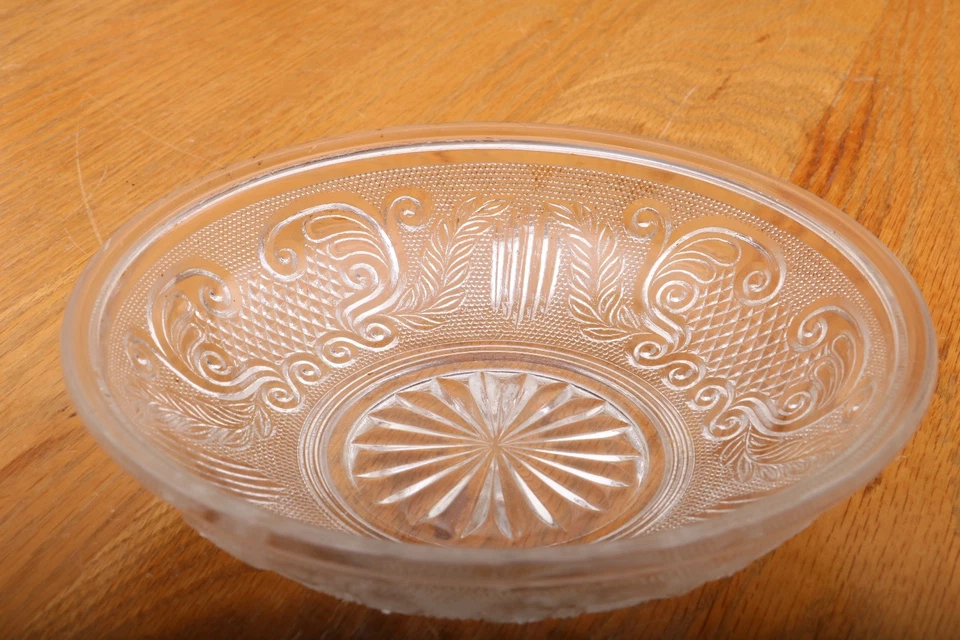 Vintage Pressed Glass Bowl With Laurel Pattern - Image 2 of 4