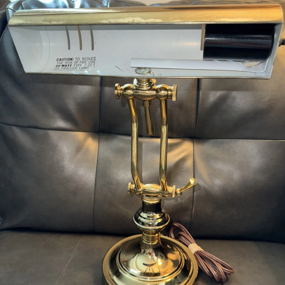 Lámpara de colección MCM de latón en forma de lira Banker’s Light by Sun House Wares Foto 2 de 4