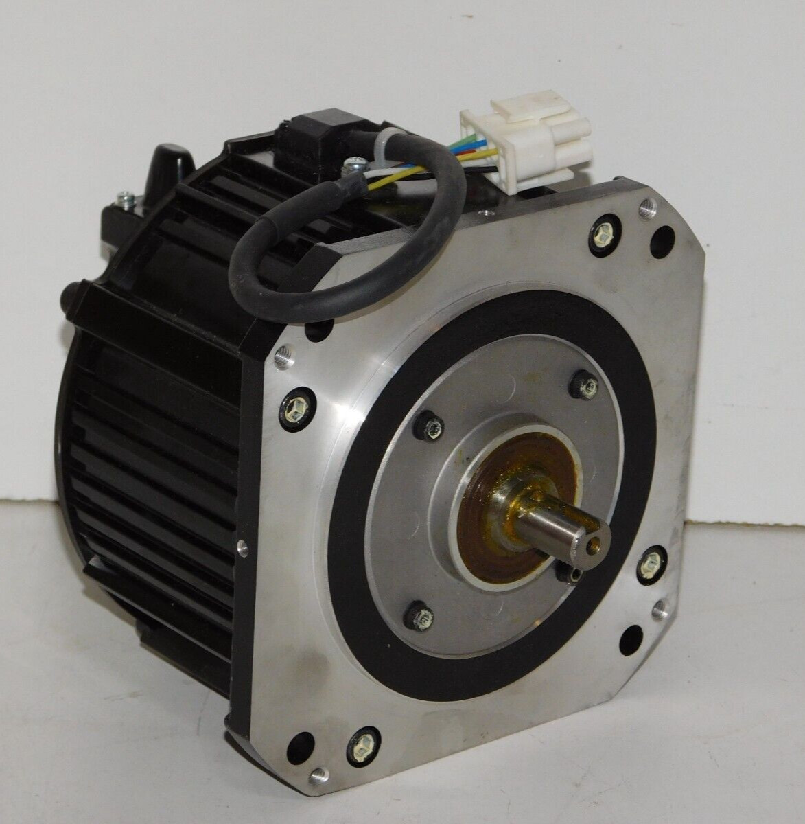 New Yaskawa Electric SGMRS06A2BYR13 AC Servo Motor 550W 2000 RPM 4A