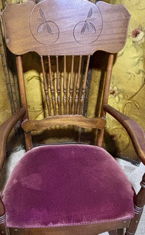 Antigua mecedora con respaldo de husillo con tallas asiento de terciopelo relleno Foto 3 de 4