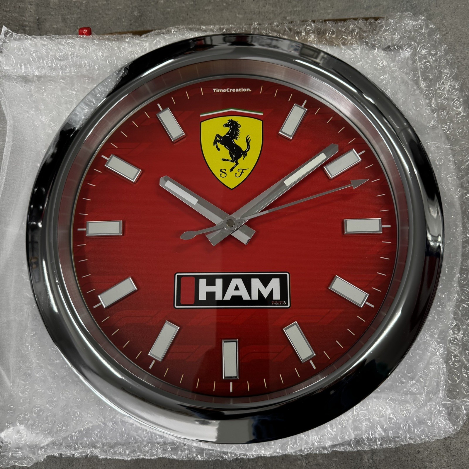 Horloge murale design Ferrari F1 de prestige pour collectionneur automobile exigeant
